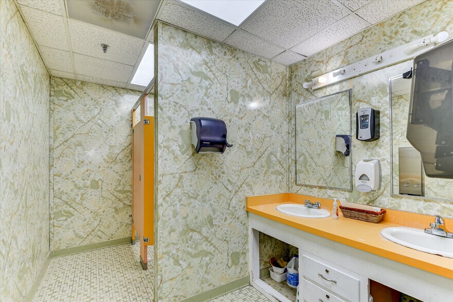 More Photos Of 1089 Augusta Rd, Warrenville Office For Sale