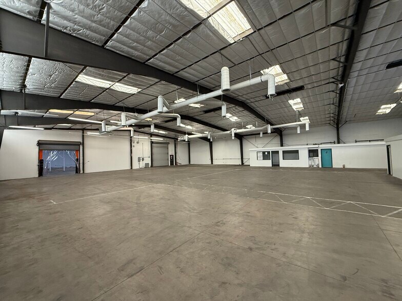 More Photos Of 10857 Drury Ln, Lynwood Warehouse For Lease