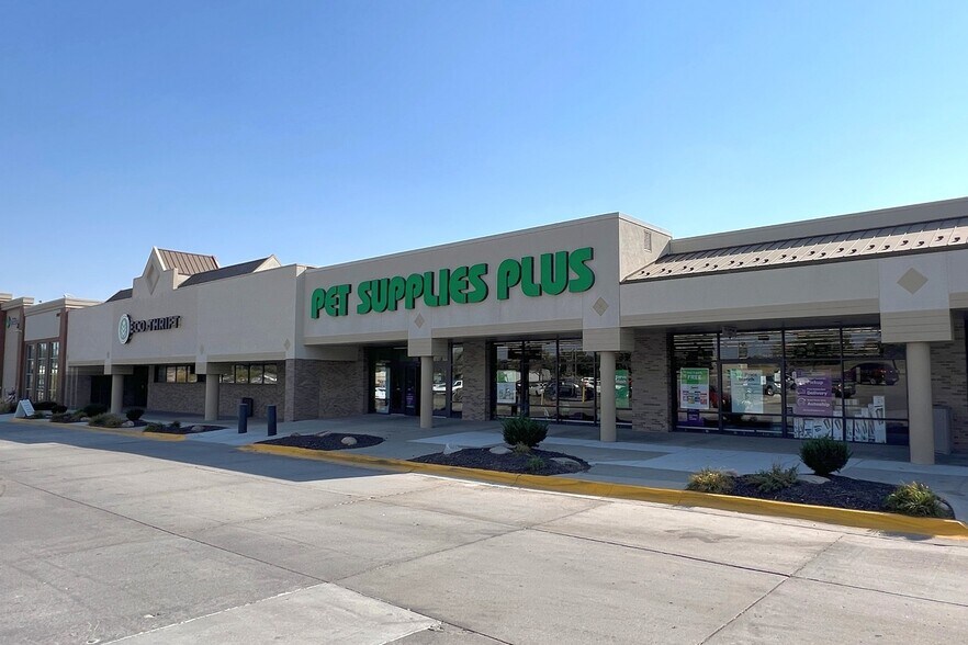 More Photos Of 9717 Q St, Omaha Unknown For Lease