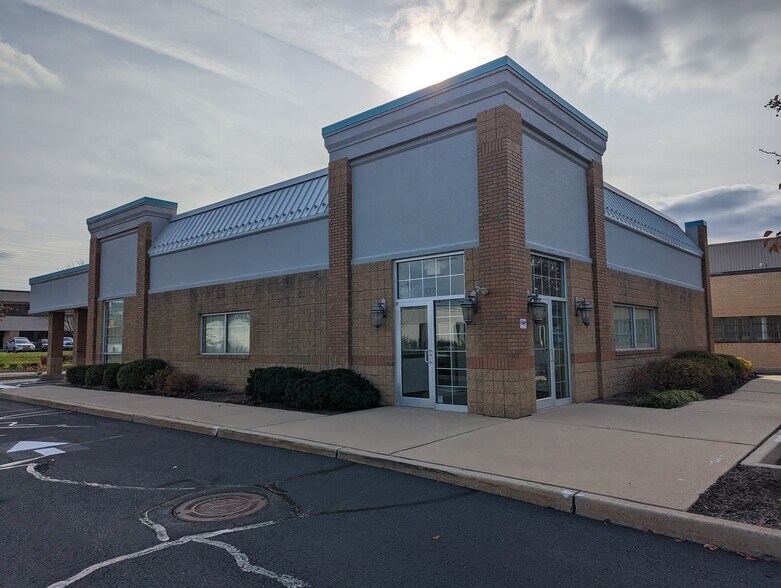More Photos Of 136 Talmadge Rd, Edison Unknown For Lease