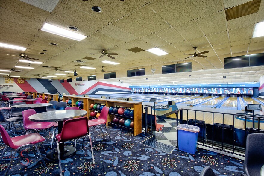 More Photos Of 2414 IL-23, Streator Flex For Sale