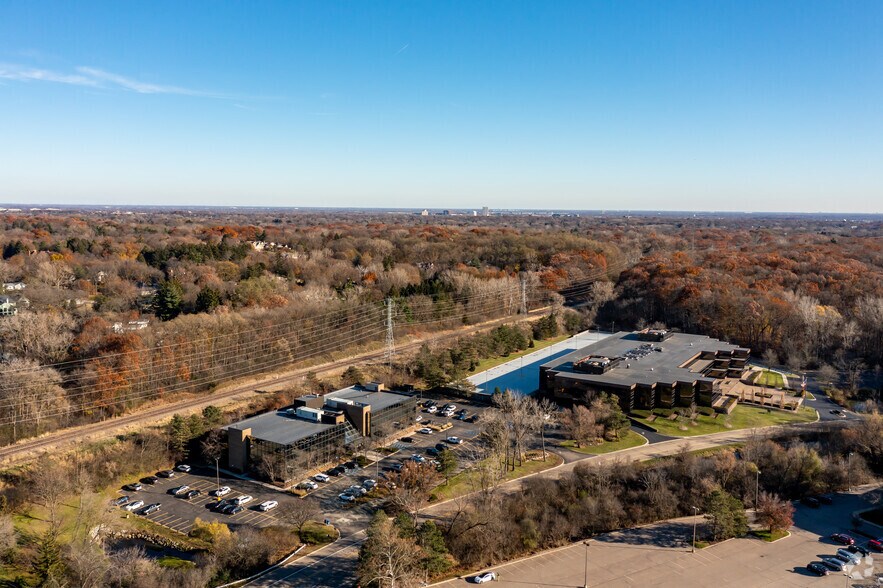 More Photos Of 300 E Long Lake Rd, Bloomfield Hills Office For Lease