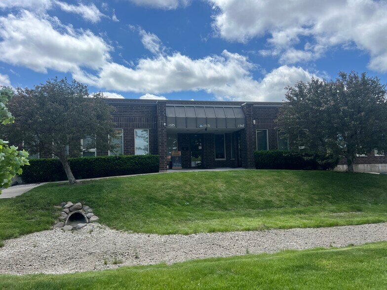 More Photos Of 1371-1375 Wilhelm Rd, Mundelein Distribution For Lease