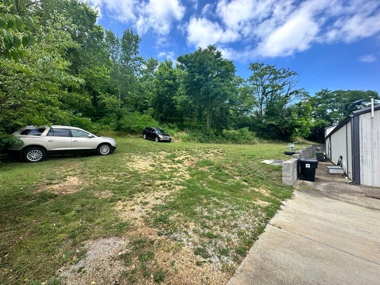 More Photos Of 617 S James Campbell Blvd, Columbia Auto Dealership For Lease