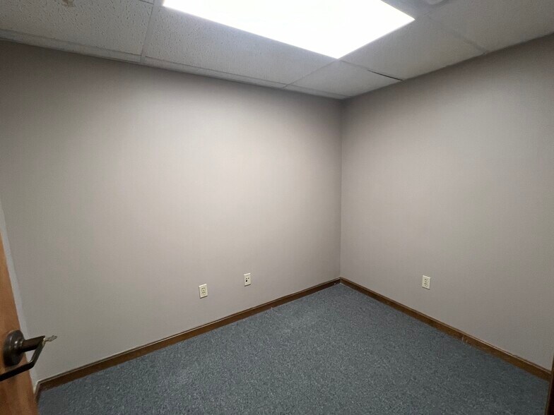 More Photos Of 1380-1398 Main St, Springfield Office For Lease