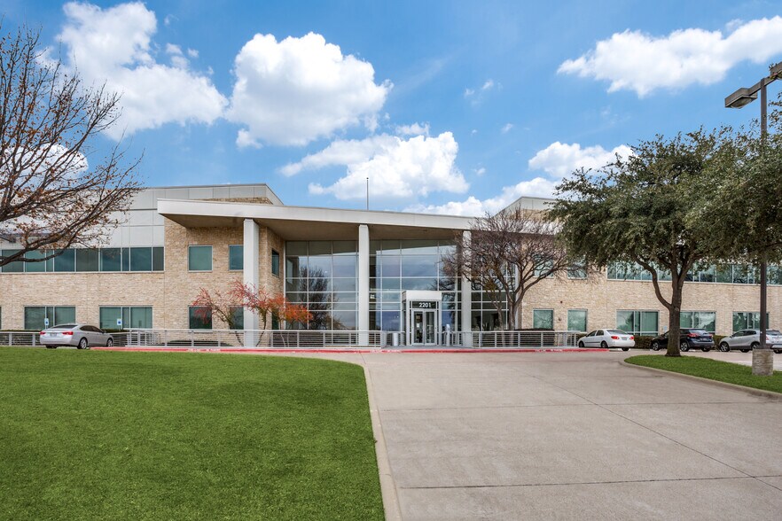 More Photos Of 2201 E Lamar Blvd, Arlington Office For Sale