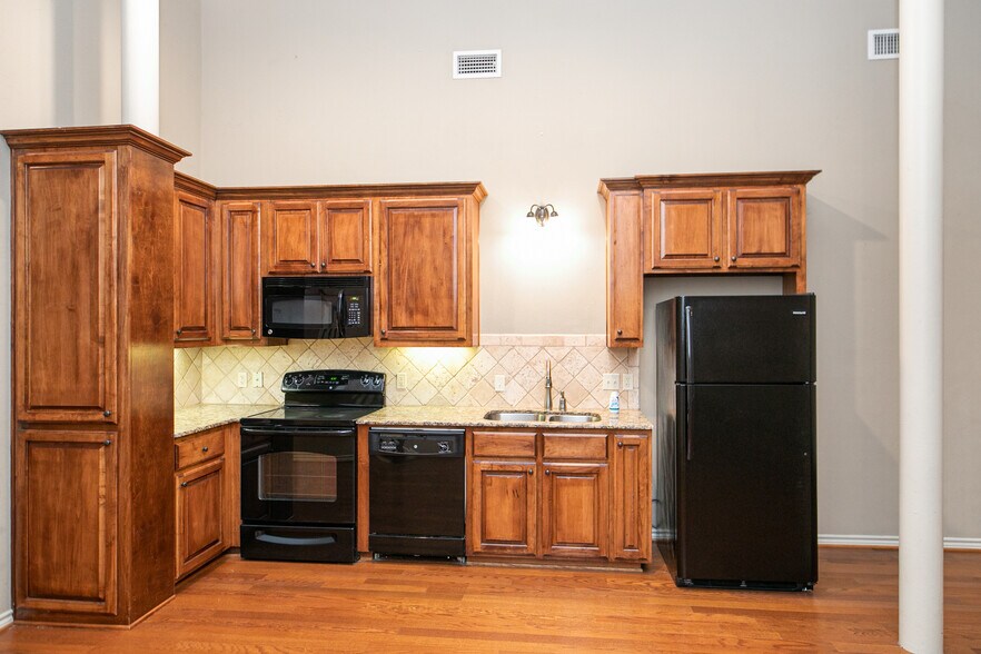 More Photos Of 208 N Bryan Ave, Bryan Office Residential For Lease