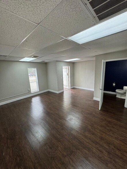 More Photos Of 5820-5830 Shakespeare Rd, Columbia Light Distribution For Lease