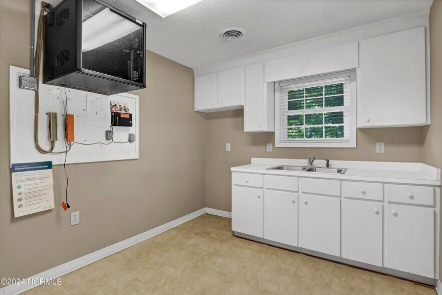 More Photos Of 333 Jefferson St, Whiteville Office For Sale