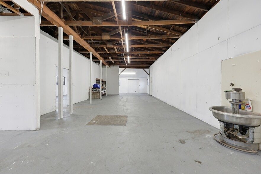 More Photos Of 941 SW Alder St, Dundee Warehouse For Lease