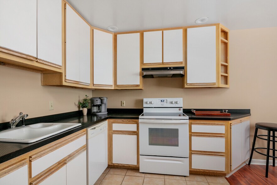 More Photos Of 640-642 W Main St, Lexington Office For Lease