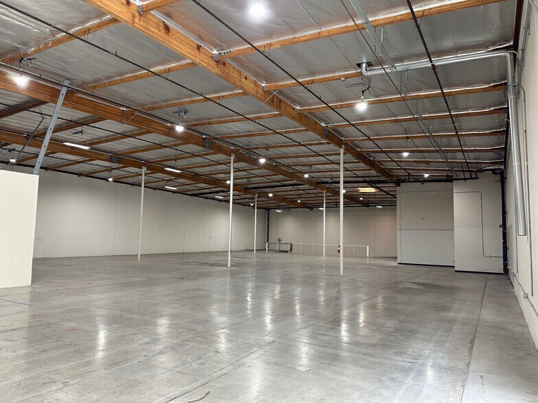 More Photos Of 1710 Ives Ave, Oxnard Warehouse For Lease