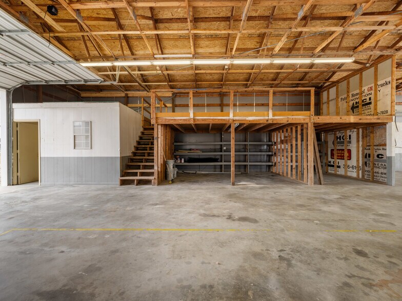 More Photos Of 3261 New Bern Hwy, Jacksonville Light Distribution For Lease