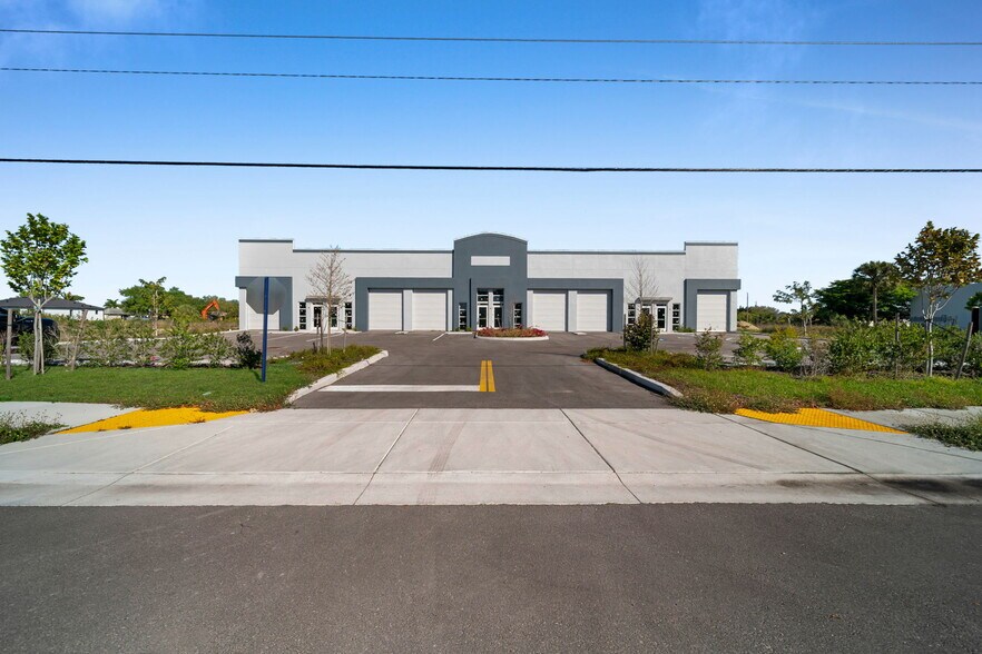 More Photos Of 1913 NE 10th Ter, Cape Coral Flex For Lease