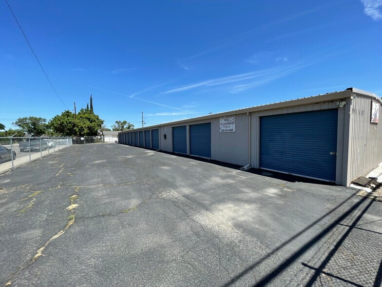 More Photos Of 906 G St, Los Banos Self Storage For Lease