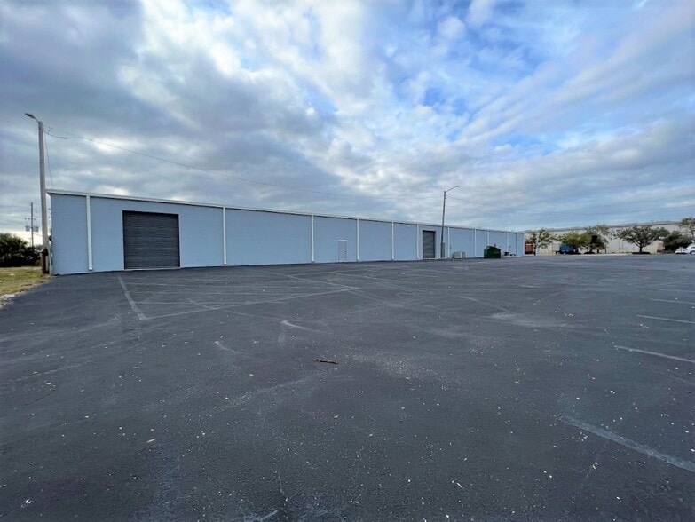More Photos Of 6850 Cross Bayou Dr, Seminole Manufacturing For Lease