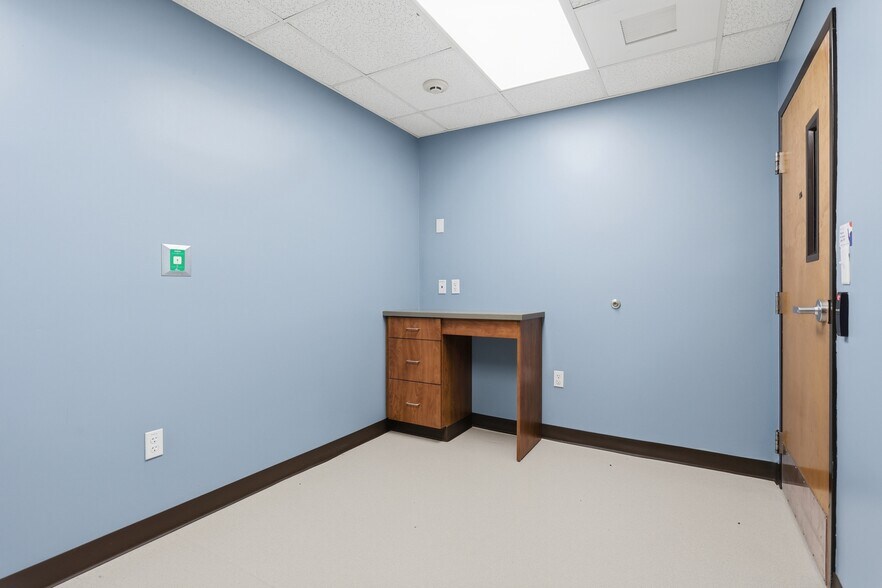 More Photos Of 180 Bear Hill Rd, Waltham Hospital For Lease