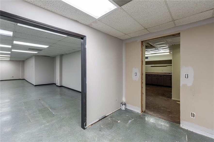 More Photos Of 2327 N Belt Hwy, Saint Joseph General Retail For Lease