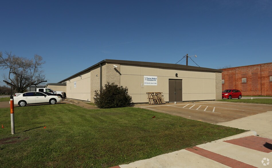 More Photos Of 801 N Bryan Ave, Bryan Warehouse For Lease