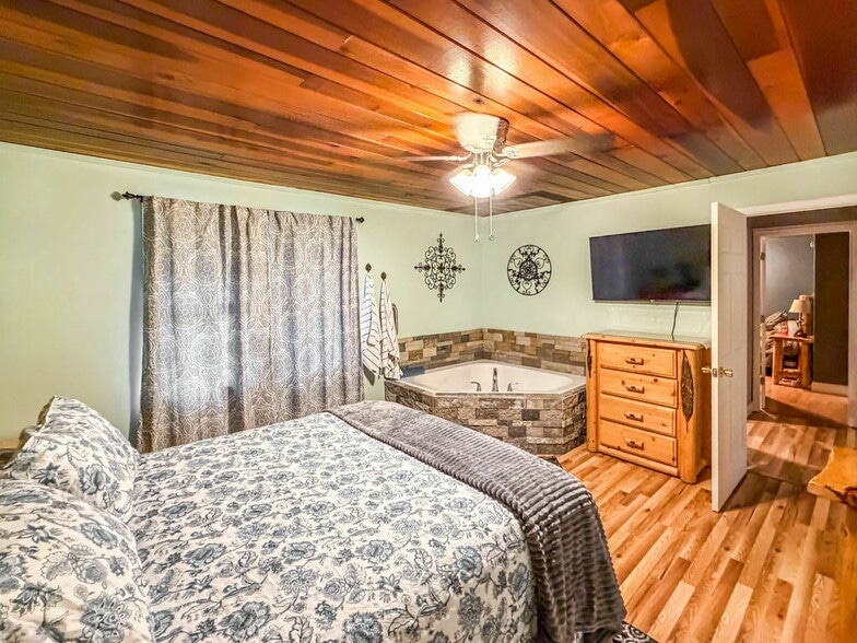 More Photos Of 740 River Rd, Gatlinburg Office For Sale