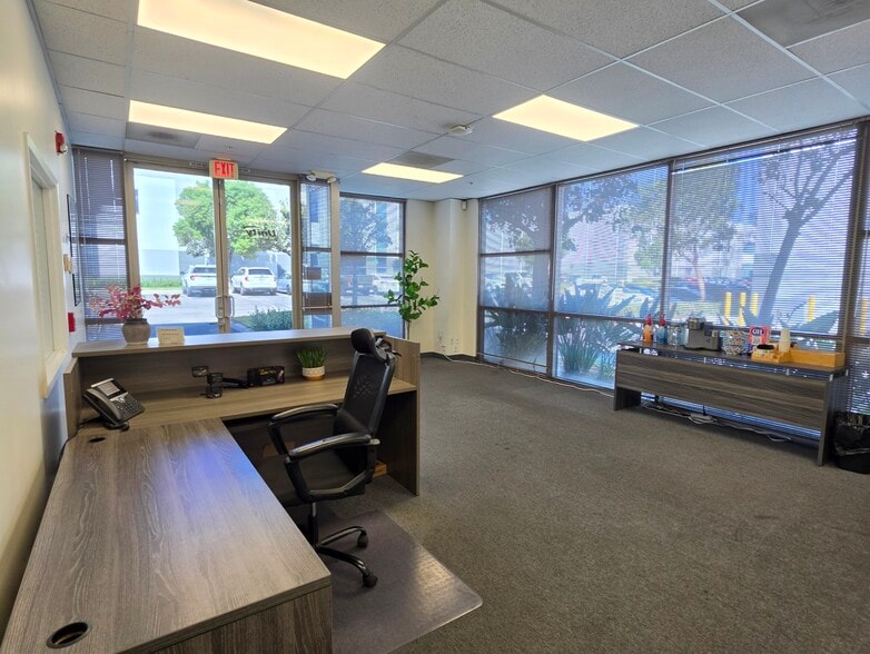 More Photos Of 7555 N San Fernando Rd, Burbank Manufacturing For Lease