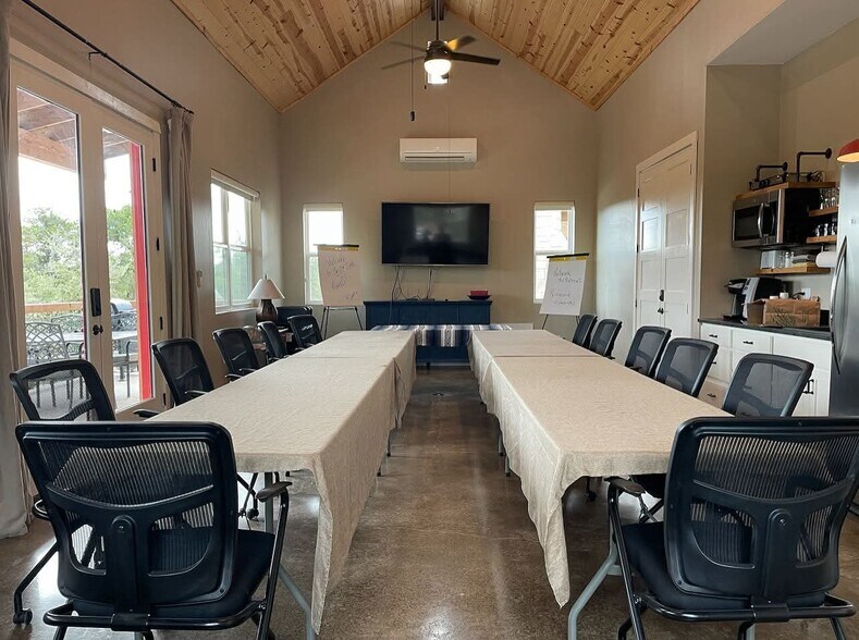More Photos Of 7400 McGregor Ln, Dripping Springs Hotel For Sale