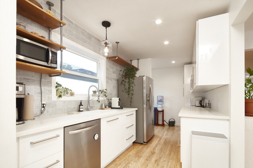 More Photos Of 718-720 Hampton Dr, Venice Office For Sale