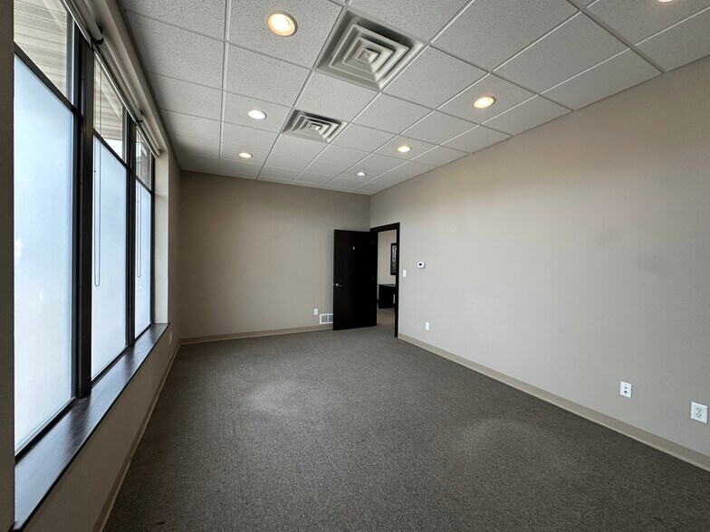 More Photos Of 673 Westbury Dr, Iowa City Storefront Retail Office For Sale