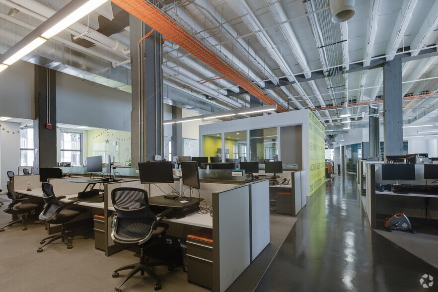 More Photos Of 300 W Adams St, Chicago Office For Sale