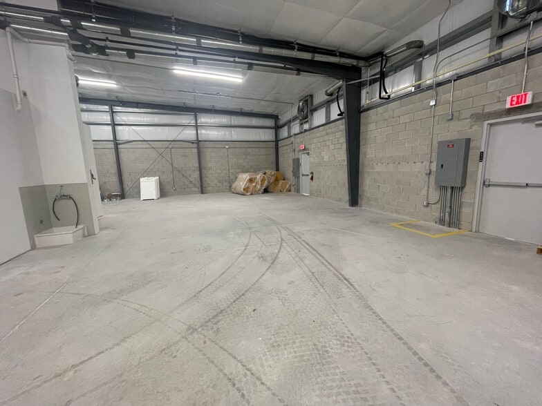 More Photos Of 1725 Kennedy Pt, Oviedo Industrial For Lease