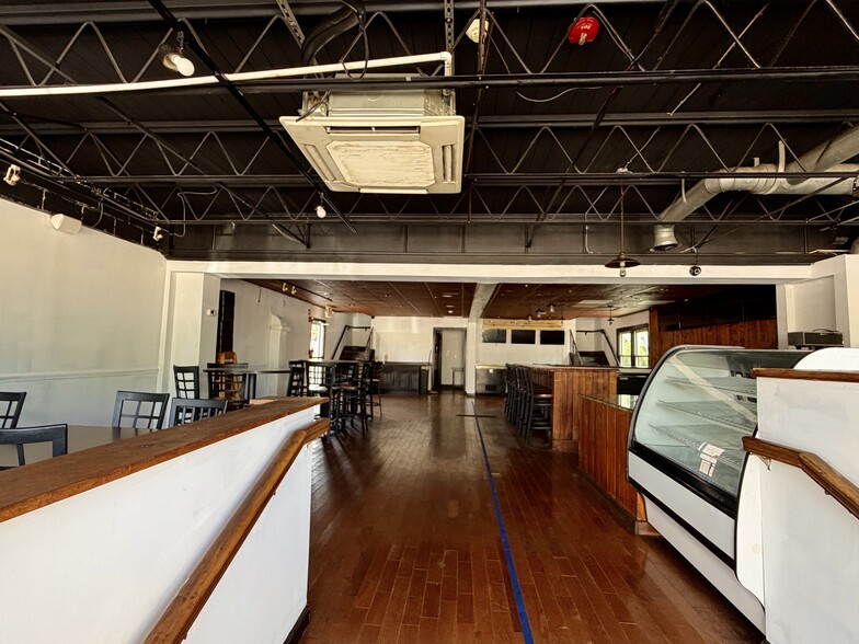 More Photos Of 2515 Far Hills Ave, Oakwood Restaurant For Lease