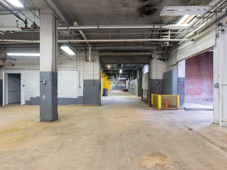 More Photos Of 701 Oriole Dr, Hendersonville Warehouse For Sale