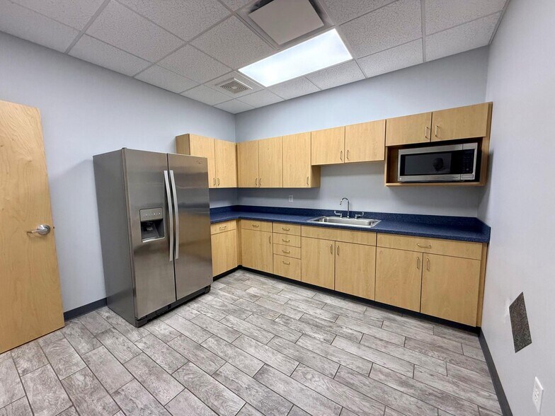 More Photos Of 950 Transport Dr, Valparaiso Flex For Lease