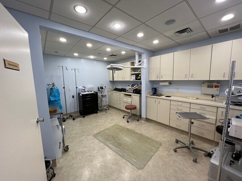More Photos Of 2 1/2 Dearfield Dr, Greenwich Medical For Lease
