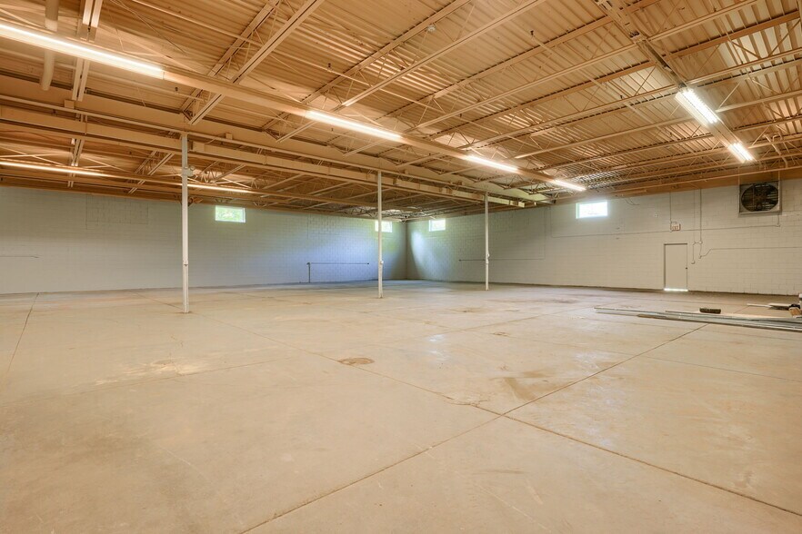 More Photos Of 30-31 S Sycamore St, Springfield Service For Sale