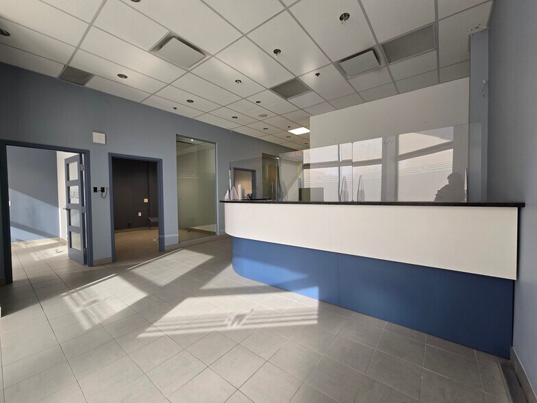 More Photos Of 9825 Boul De L'acadie, Montréal Unknown For Lease