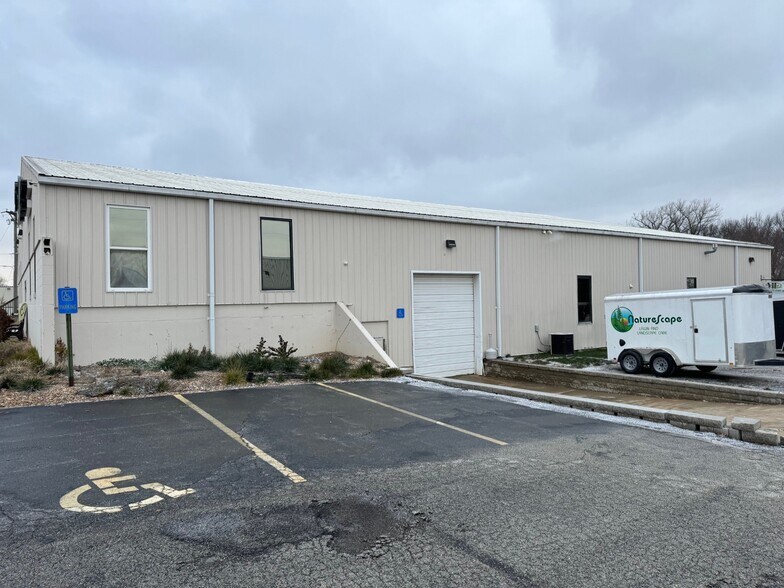 More Photos Of 125 N Service Rd, Saint Peters Warehouse For Sale