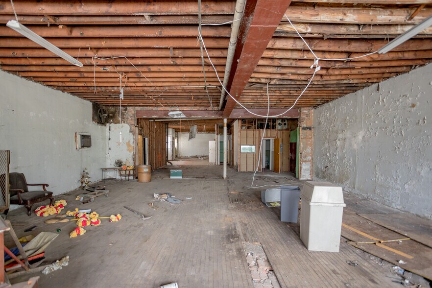 More Photos Of 2640 Junction St, Detroit Storefront Retail Residential For Sale