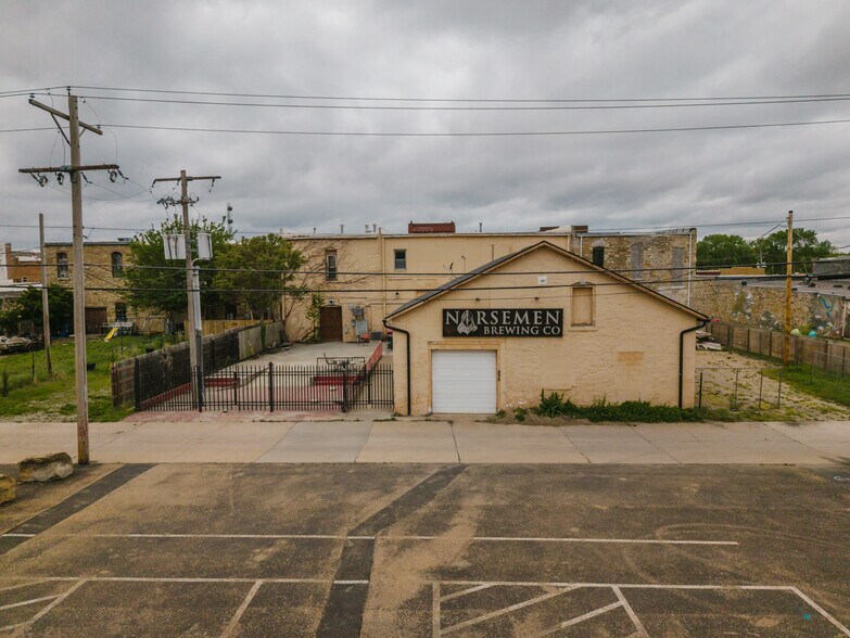 More Photos Of 830 N Kansas Ave, Topeka Bar For Sale