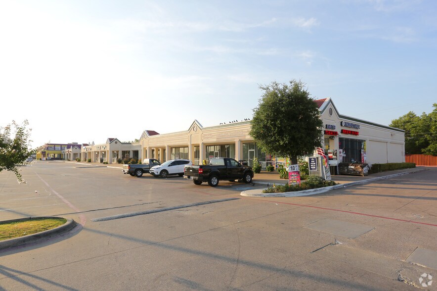 More Photos Of 525-597 W Pioneer Pky, Grand Prairie General Retail For Lease