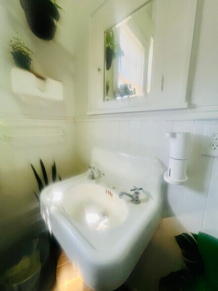 More Photos Of 403 Blanco Rd, San Antonio General Retail For Sale