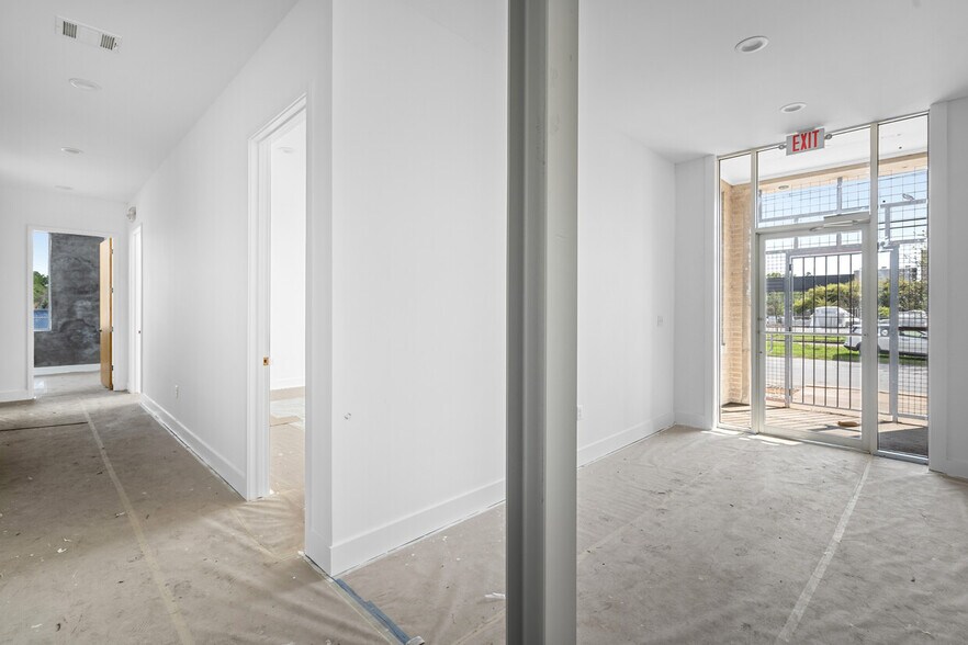More Photos Of 5611 Clinton Dr, Houston Warehouse For Lease
