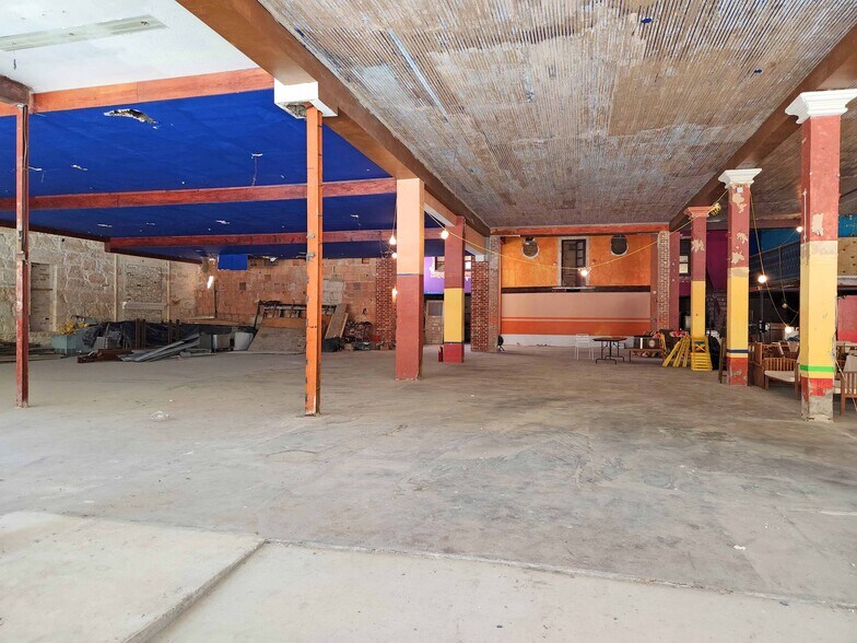 More Photos Of 333-341 W Commerce St, San Antonio Storefront For Lease