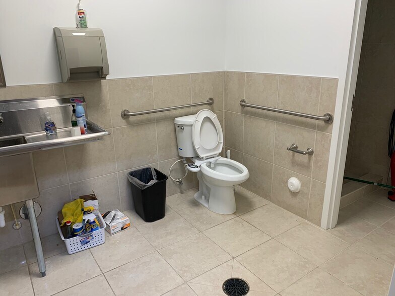More Photos Of 2830 W State Road 84, Fort Lauderdale Flex For Sale