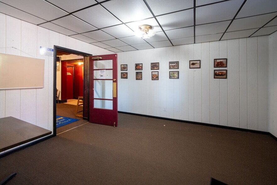 More Photos Of 18089 W State St, Vandalia General Retail For Sale
