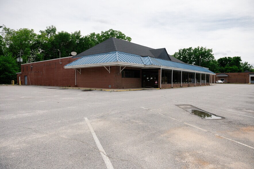 More Photos Of 331 W Carolina Ave, Hartsville Supermarket For Sale