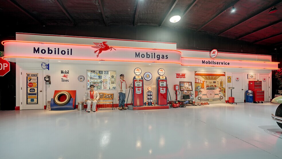 More Photos Of 2111 Whitfield Park Dr, Sarasota Showroom For Sale