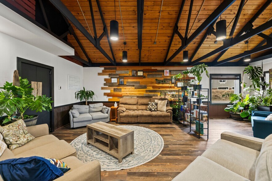 More Photos Of 2000 N 7th Ave, Bozeman Flex For Sale