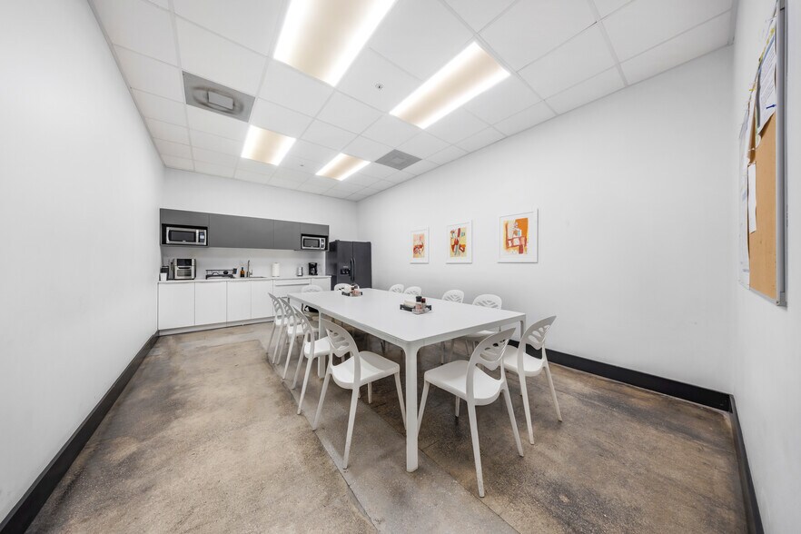 More Photos Of 7300 NW 35th Ave, Miami Showroom For Lease