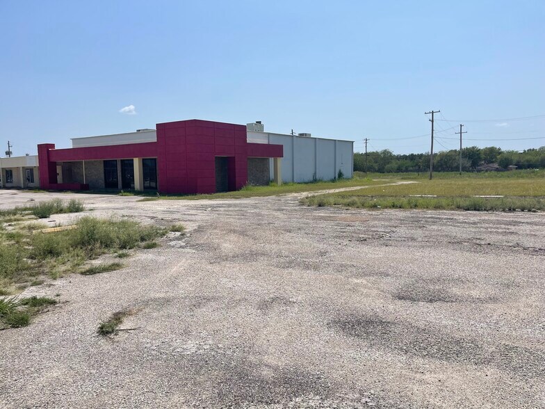 More Photos Of 1823 N Frontage Rd, Beeville Office For Sale